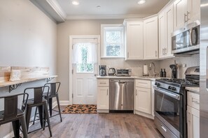 Fridge, microwave, oven, stovetop - Downtown Philly Gem 4BR/3.5BT W/Roofdeck + Patio (Philadelphia)