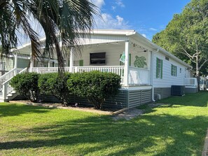 Exterior - SPACIOUS 4 BEDROOM/3 FULL BATH WITH GOLF CART! 3 MIN WALK TO THE BEACH! (Myrtle Beach)