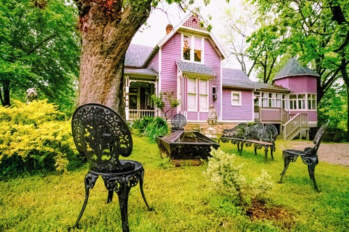 Romantic B&B, Jacuzzi & Cozy Fire Place in Enchanting Eureka Springs-Juliet Room
