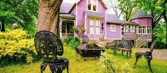 Romantic B&B, Jacuzzi & Cozy Fire Place in Enchanting Eureka Springs-Juliet Room