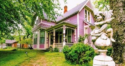 Romantic B&B, Jacuzzi & Cozy Fire Place in Enchanting Eureka Springs-Juliet Room