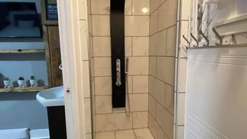 Dusj, hårføner, håndklær og såpe