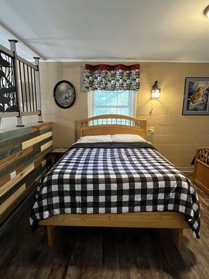 1 bedroom, free WiFi, bed sheets - The Fishing Hole is a charming studio near lovely Castle Rock Lake in Necedah. (Necedah)