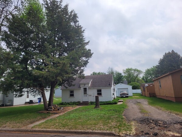 Exterior - Charming 4kingsize bed house in Benson with AC,WIFI,CableTV,Firepit,Washer/Dryer (benson)