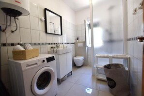 Hair dryer, towels, toilet paper - 4-bedroom house in delightful Mandre with private swimming pool (Mandre)