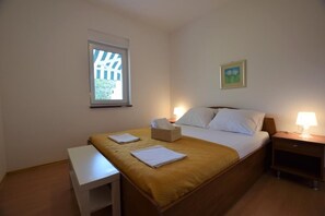 4 bedrooms, iron/ironing board, free WiFi, bed sheets - 4-bedroom house in delightful Mandre with private swimming pool (Mandre)