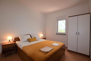 4 bedrooms, iron/ironing board, free WiFi, bed sheets