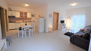 Un apartamento moderno con cocina, comedor y sala de estar.