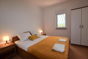 4 bedrooms, iron/ironing board, free WiFi, bed sheets