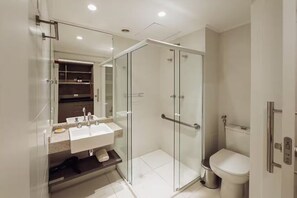 Secadora de cabello, toallas, jabón, papel de baño 