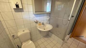 Dusche, Handtücher, Seife, Toilettenpapier