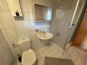 Douche, serviettes fournies, savon, papier de toilette