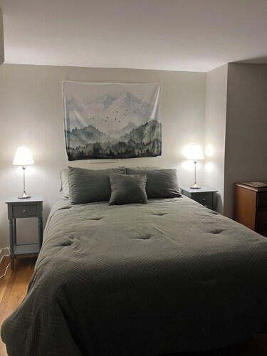 Charming 2-bedroom house in  Newtown with AC, WiFi