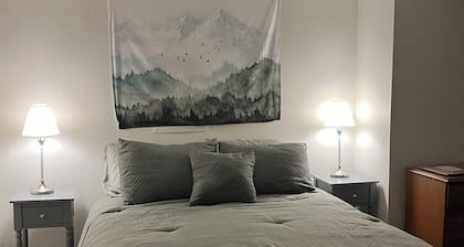 Charming 2-bedroom house in Newtown with AC, WiFi