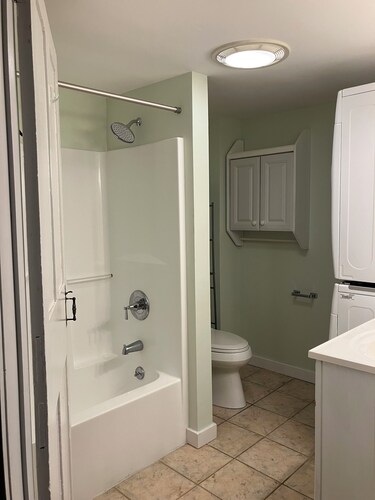 Charming 2-bedroom house in  Newtown with AC, WiFi