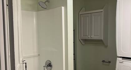 Charming 2-bedroom house in Newtown with AC, WiFi