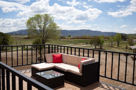 Property grounds. 2-unit villa w/ King & Queen suites, shared property near Navajo Lake