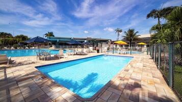 3 buitenzwembaden, parasols bij het zwembad en ligstoelen