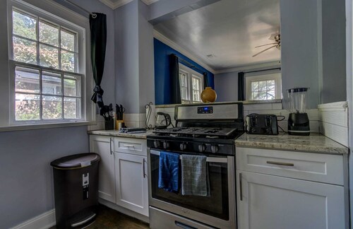 Modern Heart of Decatur • King Comfort • TV • Wi-Fi • Sleeps 4