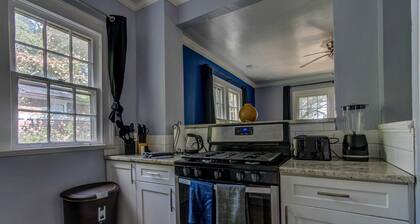 Modern Heart of Decatur • King Comfort • TV • Wi-Fi • Sleeps 4