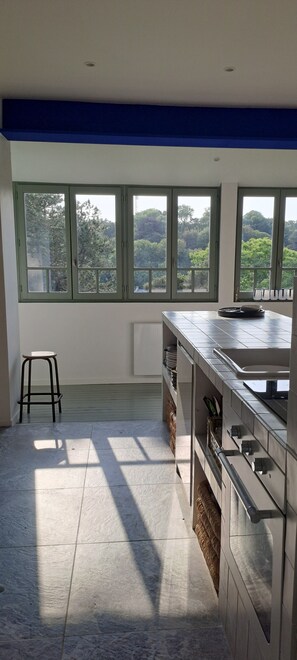 Microwave, stovetop, dishwasher