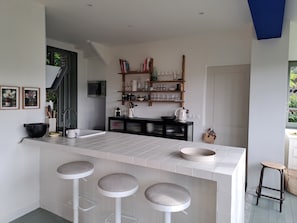 Four à micro-ondes, surface de cuisson, lave-vaisselle