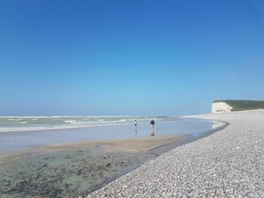 A pebbly beach with a clear sky and a cliff in the background. - Alba House - Sleeps 10 - 4 bedrooms - Kids' area - Ocean view - Beach within walking distance (Veulettes-sur-Mer)