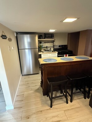 Réfrigérateur, four à micro-ondes, un four, surface de cuisson