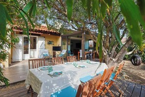 Outdoor dining - Superb elegant house near the sea (Le Pradet)