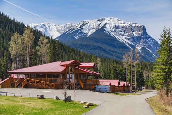 Exterior - Suite Cabin in the Mountains (Jasper east)