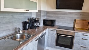 Fridge, microwave, oven, stovetop - Vacation apartment I with panoramic view in the old town of Arnsberg (Arnsberg)