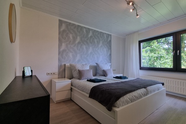 2 slaapkamers, een bureau, een strijkplank/strijkijzer, reisbedje