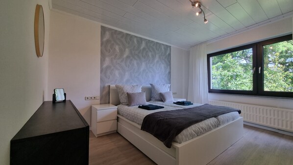 2 室のベッドルーム、アイロン / アイロン台、WiFi、ベッドシーツ