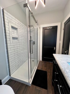 Bruser, hårtørrer, håndklæder, Toiletpapir