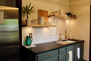 Kjøleskap, mikrobølgeovn, ovn og kokeplater