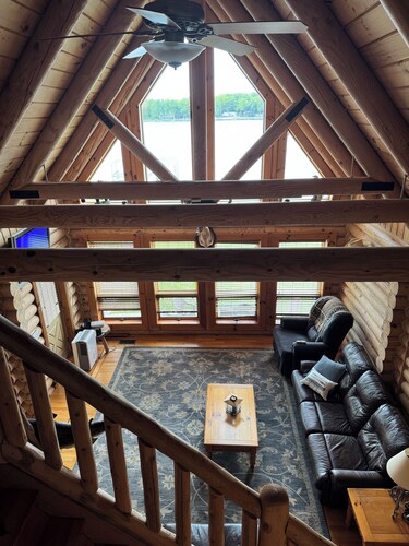 Welcoming log cabin on Keeler Lake - 5 bedrooms for a cozy getaway