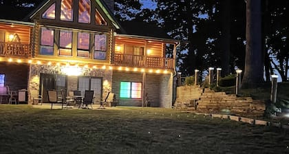 Welcoming log cabin on Keeler Lake - 5 bedrooms for a cozy getaway