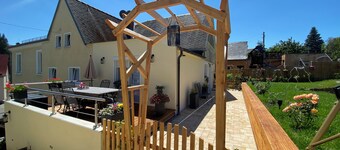 Cozy, modern vacation apartment near Dresden, large terrace & outdoor pool in the village