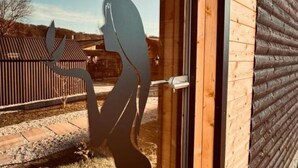Una puerta de madera con un picaporte de metal y un panel de vidrio.