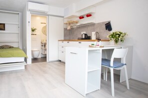 Iron/ironing board, Internet, bed sheets