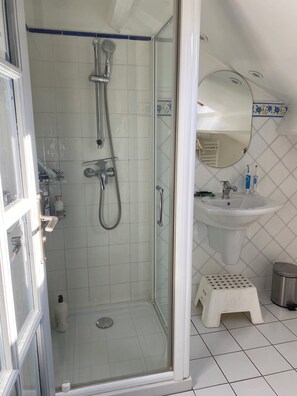 Shower, hair dryer, towels, soap - Town house with pool (Marseille)