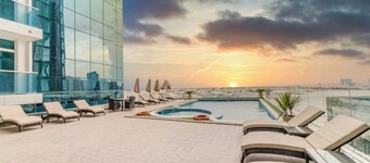 Ensuites Balcony + Pool