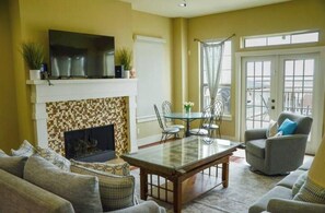 Smart TV, fireplace, books, computer monitors - Livingston Lake Living (Onalaska)