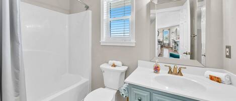 公寓客房, 多張床 (Beachside Villas 831- The Sweet Spot) | 浴室 | 提供毛巾、廁紙