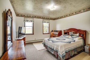 3 bedrooms, desk, iron/ironing board, WiFi - Pet Friendly Home on 15 acres - Lake Michigan (Manitowoc)