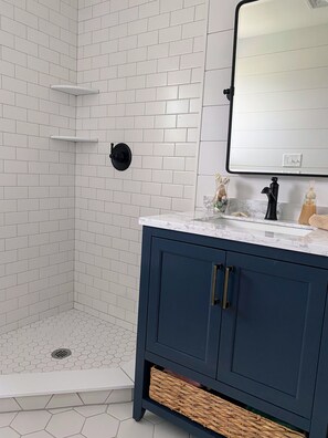 Dusche, Handtücher, Seife, Toilettenpapier