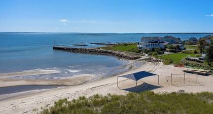 Beachfront 3 bedroom house in Mattapoisett