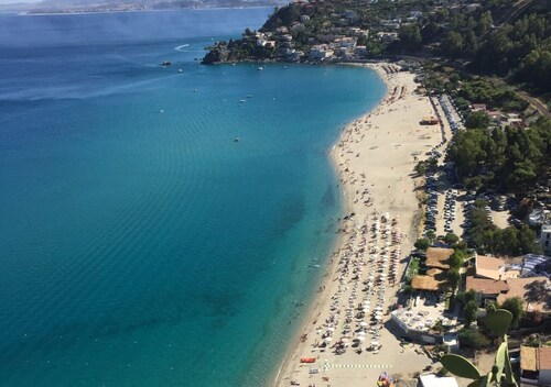 Maison Stalettì between sky, sea and prickly pears