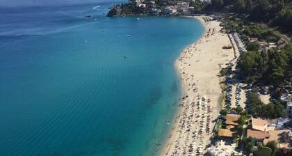 Maison Stalettì between sky, sea and prickly pears
