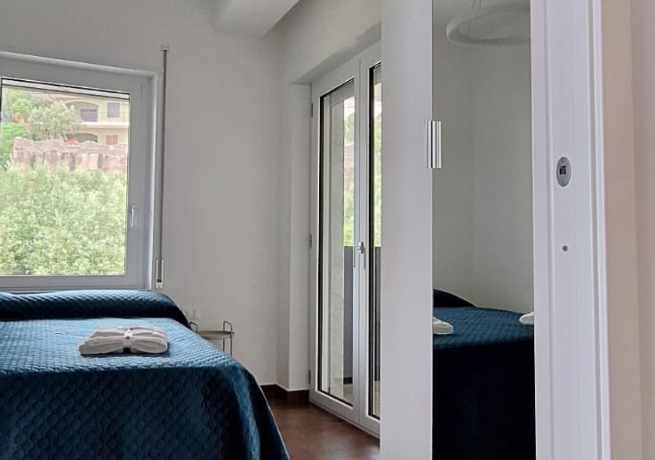 2 soverom, skrivebord, strykejern/-brett og wi-fi (inkludert)